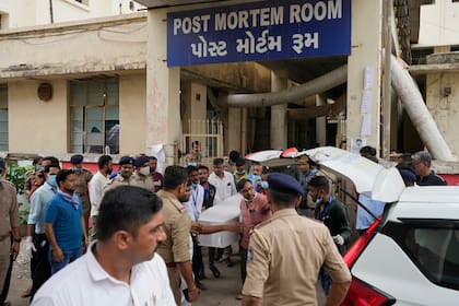 Autoridades indias inician investigación de accidente de Air India y Modi visita el lugar