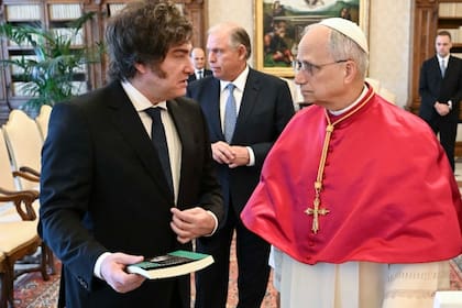 Javier Milei le entrega como regalo al papa León XIV un libro de economía austríaca